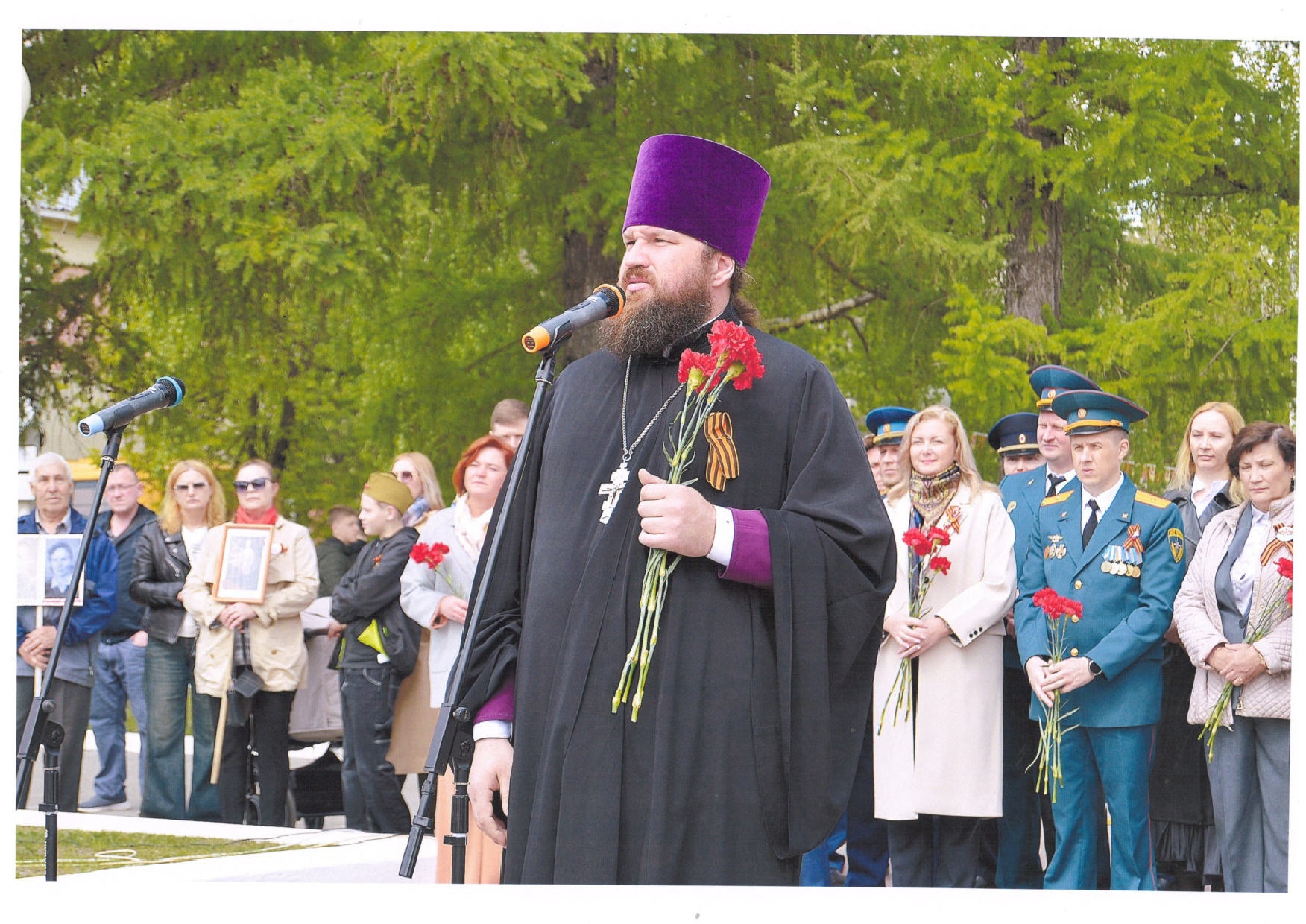 Выступление благочинного иерея Дионисия Тимина на торжественном митинге на пл. Победы 09.05.2025 фото Ю.С.Клементьева